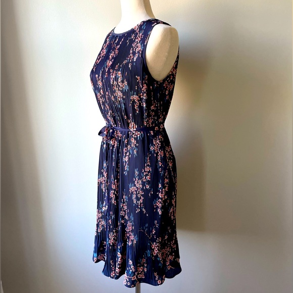 Banana Republic | Sleeveless Pleated Dress | Blue Floral | Small Petite - Picture 3 of 8
